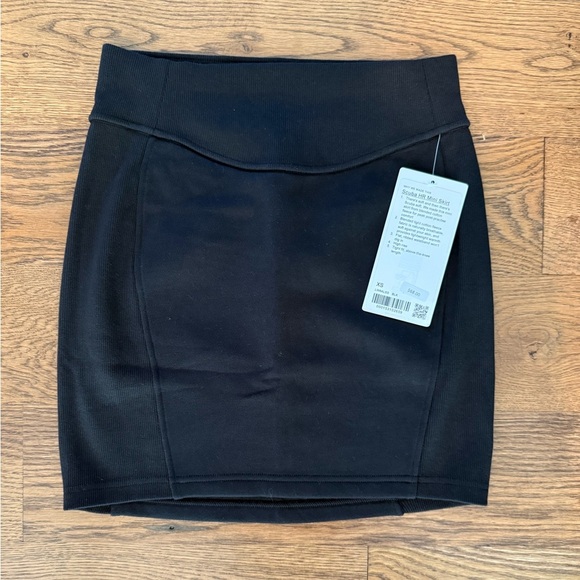 Lululemon Scuba High-Rise Mini Skirt, black, NWT. Women’s XS - Picture 8 of 8